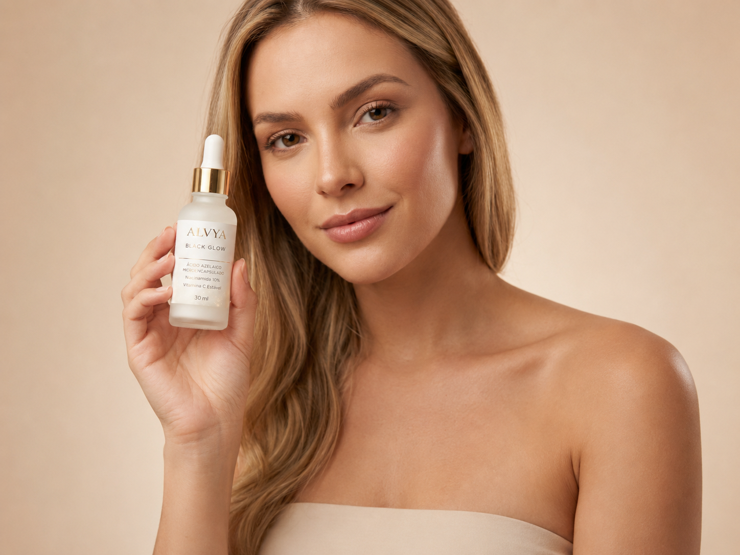 Modelo segurando ALVYA Black Glow